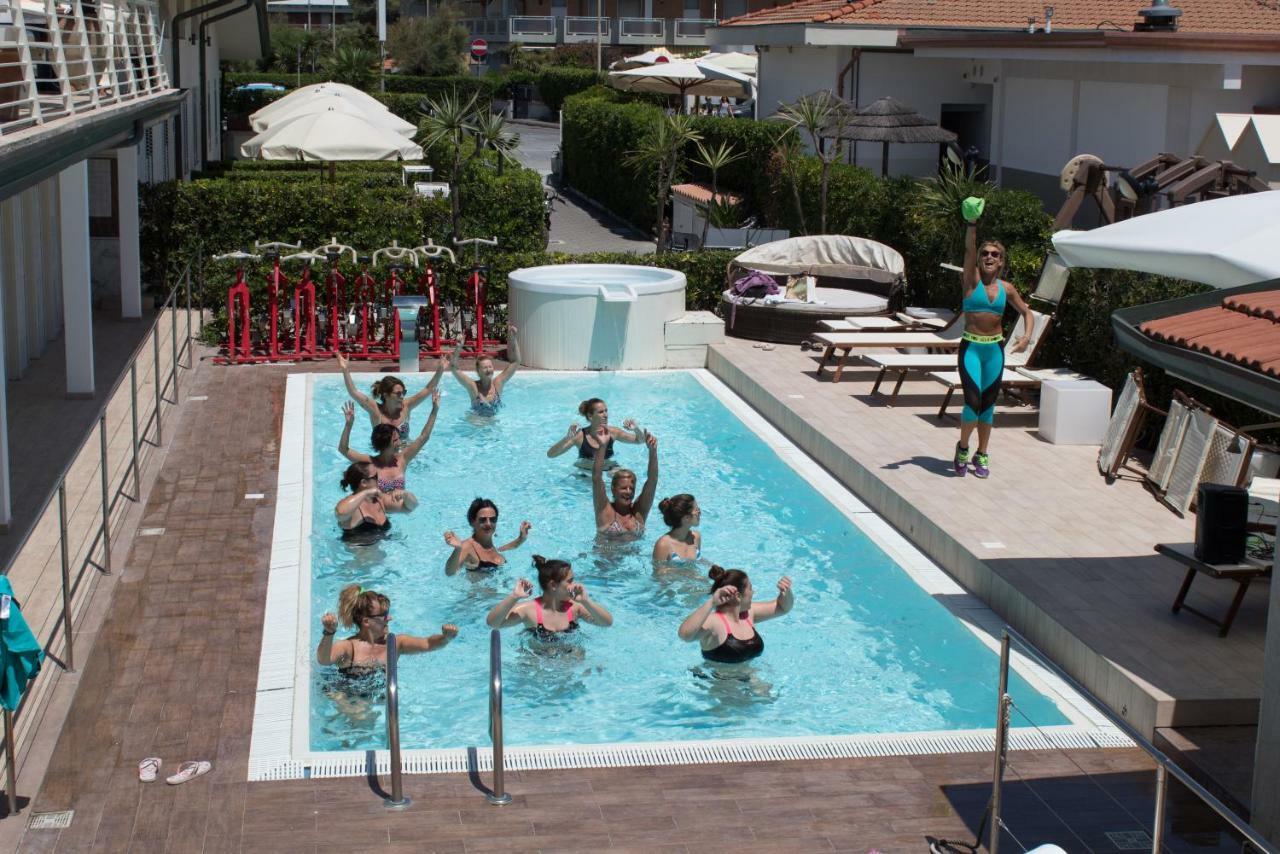 Hotel Delfino Marina Di Carrara Exterior foto