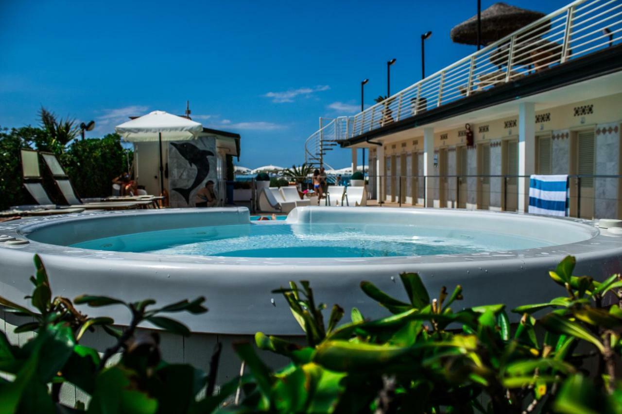 Hotel Delfino Marina Di Carrara Exterior foto